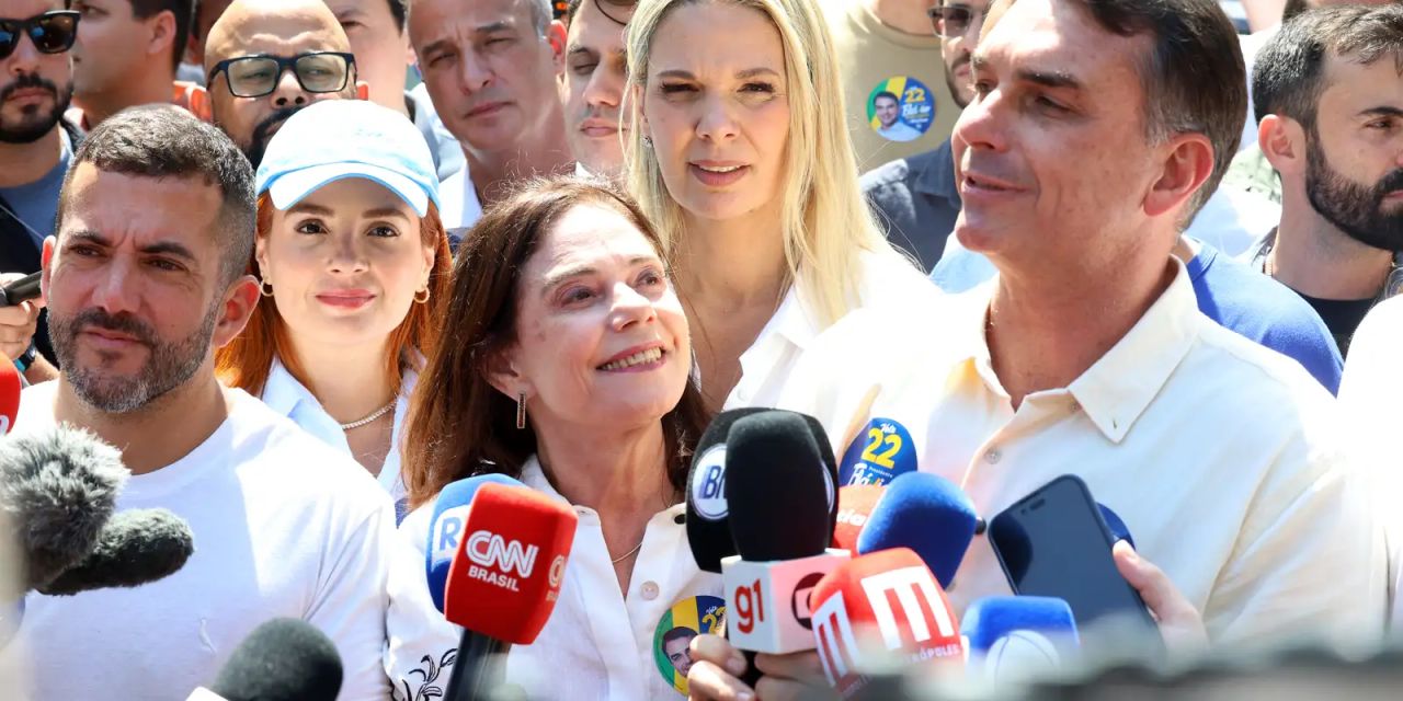 Flávio Bolsonaro discursa em evento de campanha na Ilha Itanhangá