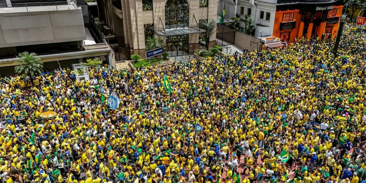 Apoiadores com réplica inflável de míssil na Avenida Paulista durante ato de Flávio Bolsonaro