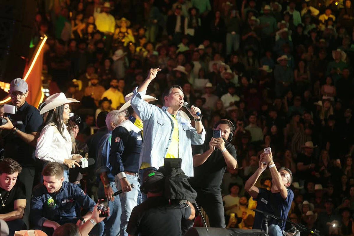 Flávio Bolsonaro discursa na Festa do Peão de Barretos