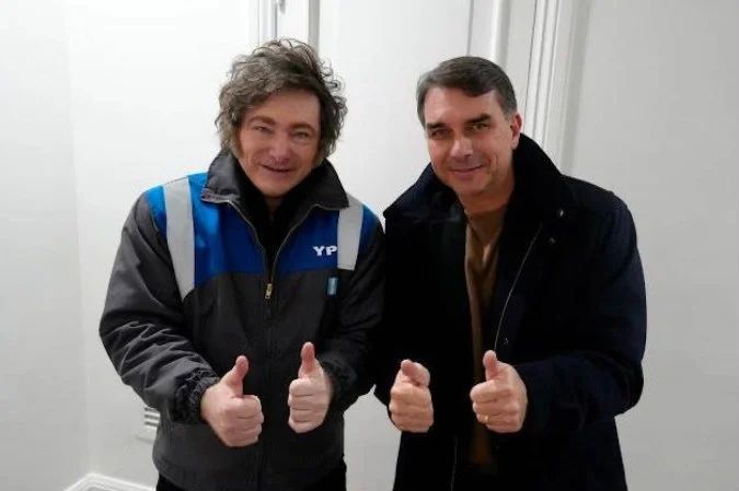 Flávio Bolsonaro com Javier Milei em encontro oficial