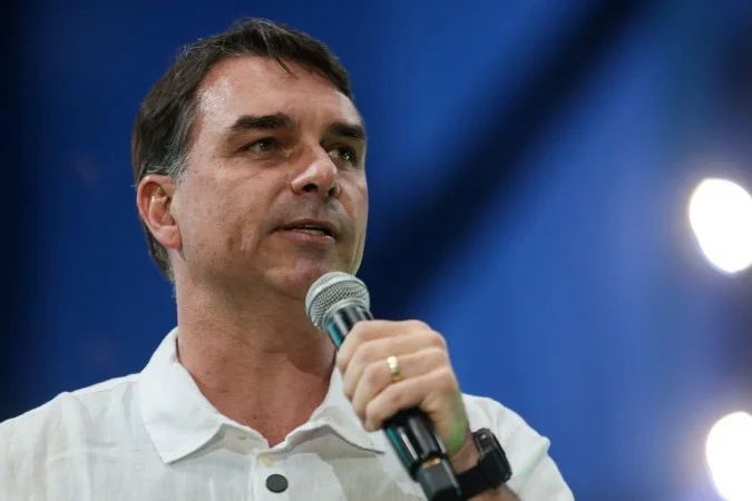 Flávio Bolsonaro em evento de campanha