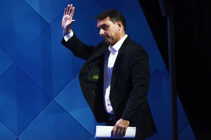 Flávio Bolsonaro em ato no Rio usando colete à prova de balas