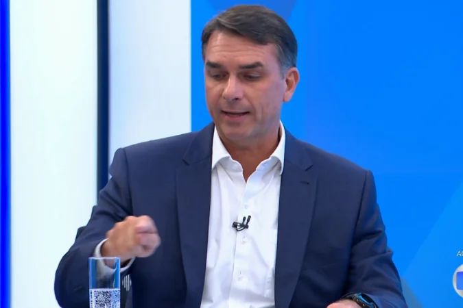 Flávio Bolsonaro durante sabatina na TV Globo