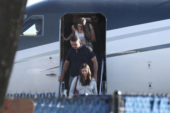 Flávio Bolsonaro desembarcando em Miami acompanhado da família