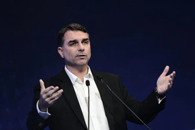 Flávio Bolsonaro durante fala sobre segurança pública