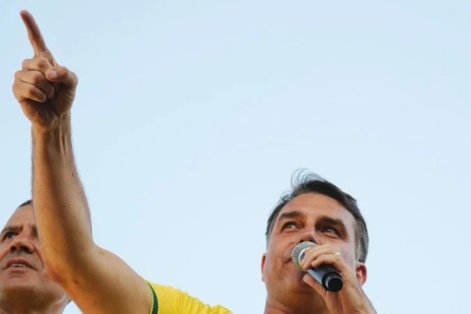 Flávio Bolsonaro em carreata em Goiânia
