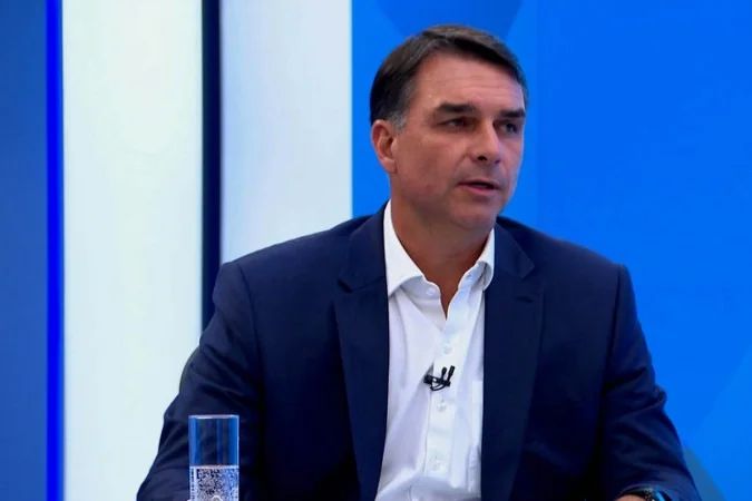 Flávio Bolsonaro durante sabatina