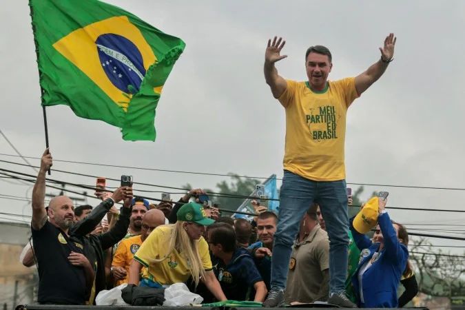 Avenida Paulista ocupada por apoiadores em manifestação