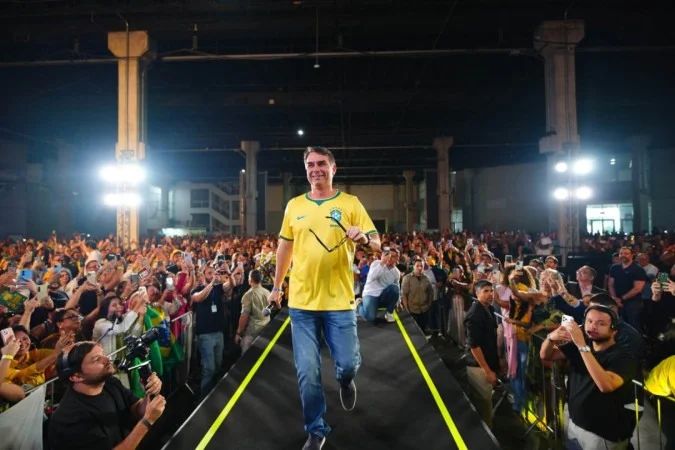 Flávio Bolsonaro dançando com apoiadores
