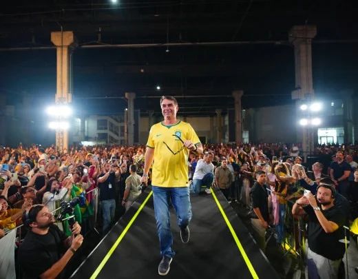 Flávio Bolsonaro no palco do 3º Seminário Nacional de Comunicação do PL