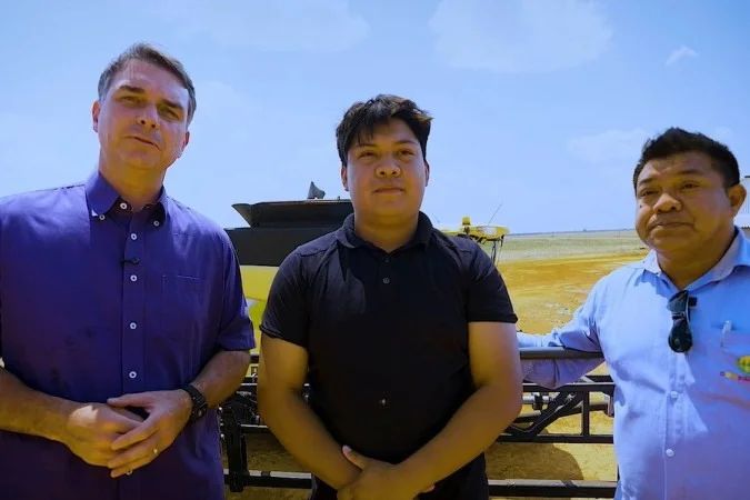 Flávio Bolsonaro em visita à comunidade Haliti-Paresi