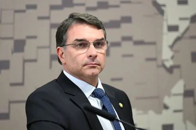 Flávio Bolsonaro em entrevista durante agenda de pré-campanha
