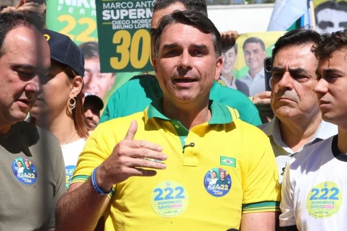 Flávio Bolsonaro em palanque durante evento de campanha no Rio de Janeiro