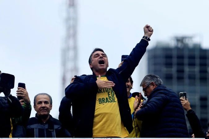 Flávio Bolsonaro em ato público na Avenida Paulista