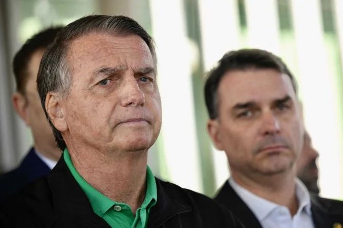 Flávio Bolsonaro em transmissão ao vivo