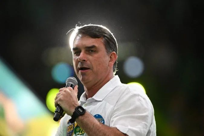 Flávio Bolsonaro grava justificativa em vídeo