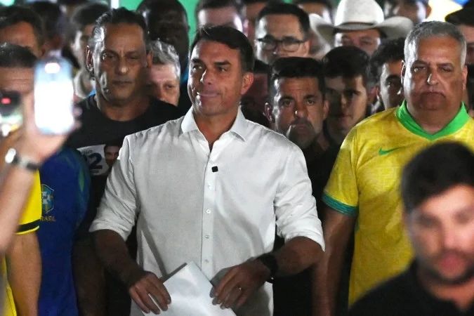 Flávio Bolsonaro desembarcando nos Estados Unidos