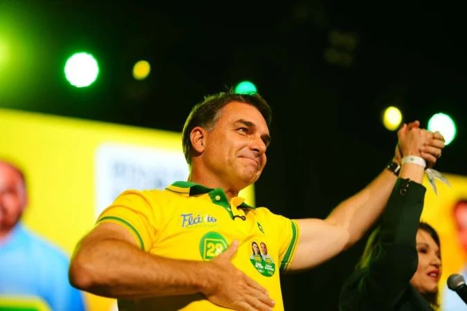 Paulo Gonet sorrindo ao lado de Daniel Vorcaro durante evento