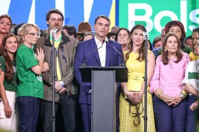 Flávio Bolsonaro no Pacaembu durante lançamento de candidatura