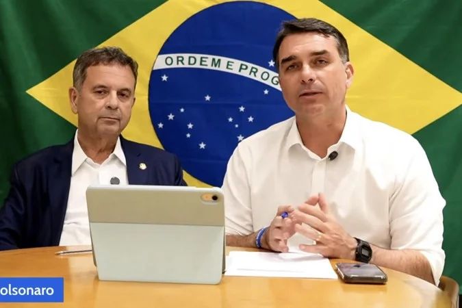 Flavio Bolsonaro e Rogerio Marinho em transmissão ao vivo