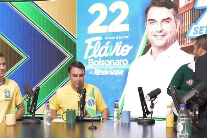Flávio Bolsonaro e a esposa durante lançamento do quadro no YouTube