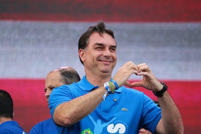 Flávio Bolsonaro com bandeira de Israel durante evento religioso em São Paulo