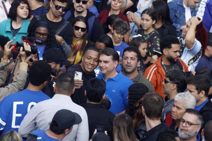 Flávio Bolsonaro em trio elétrico durante a Marcha para Jesus em São Paulo