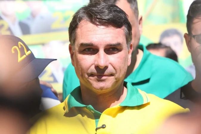 Flávio Bolsonaro em reunião com ministro de Justiça de El Salvador