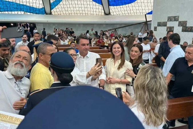 Flávio Bolsonaro na Catedral de Brasília durante cerimônia religiosa