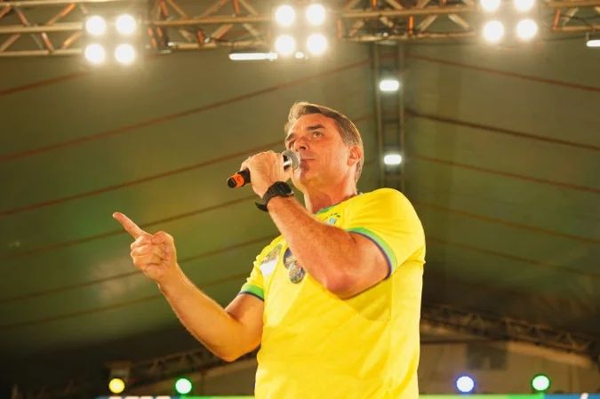Flávio Bolsonaro grava vídeo em Minas Gerais negando boato sobre padroeira