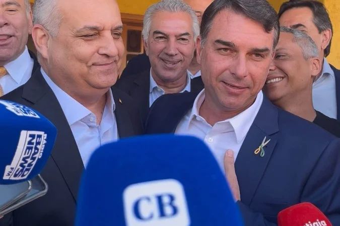Flávio Bolsonaro em coletiva em Brasília