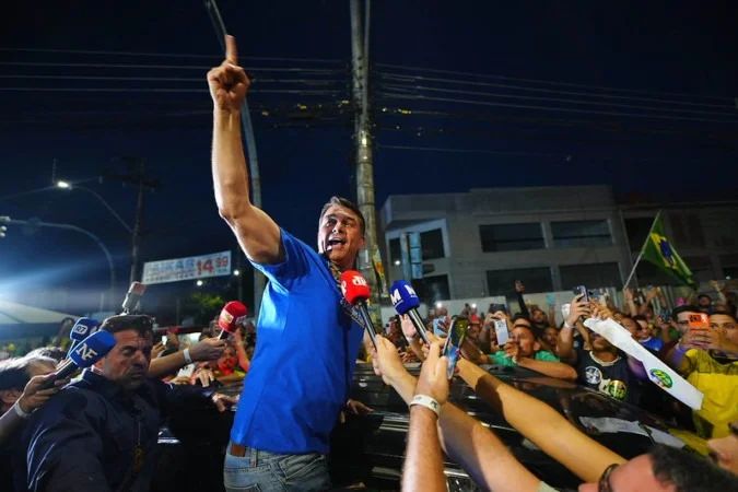 Flávio Bolsonaro protocolando ação no TSE