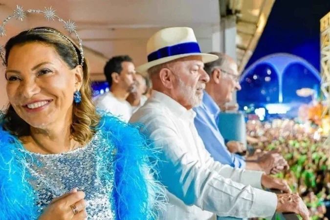 Flávio Bolsonaro protocolando representação no TSE