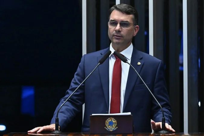 Flávio Bolsonaro no plenário do Congresso Nacional durante discurso