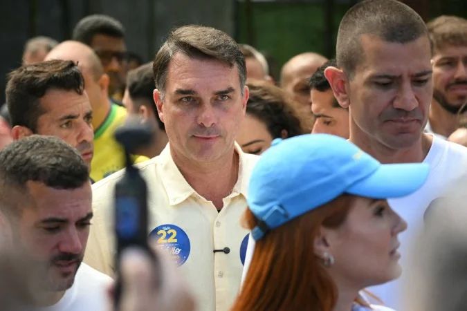 Flávio Bolsonaro falando ao microfone