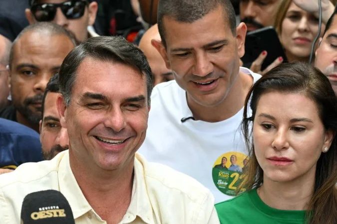 Flávio Bolsonaro acompanhado da esposa e da mãe após votar