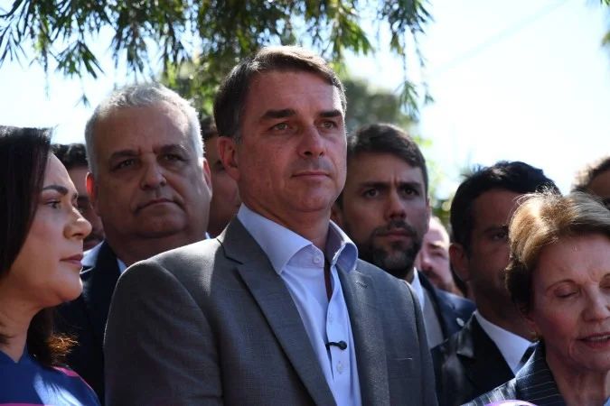 Flávio Bolsonaro em vídeo convocando população a registrar preços