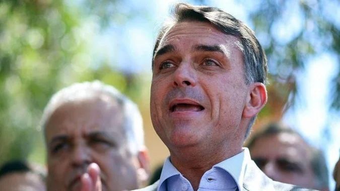 Flávio Bolsonaro fala em evento com empresários