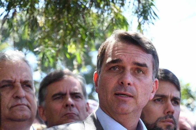 Flávio Bolsonaro falando após reunião em Brasília
