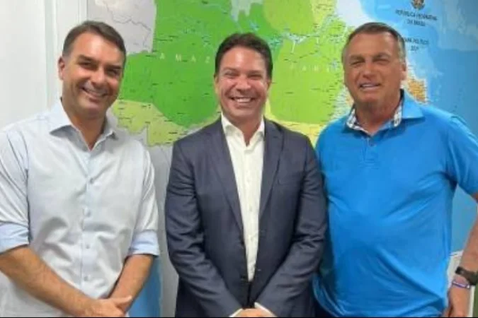 Publicação de Flávio Bolsonaro com fotografia de Alexandre Ramagem e Jair Bolsonaro