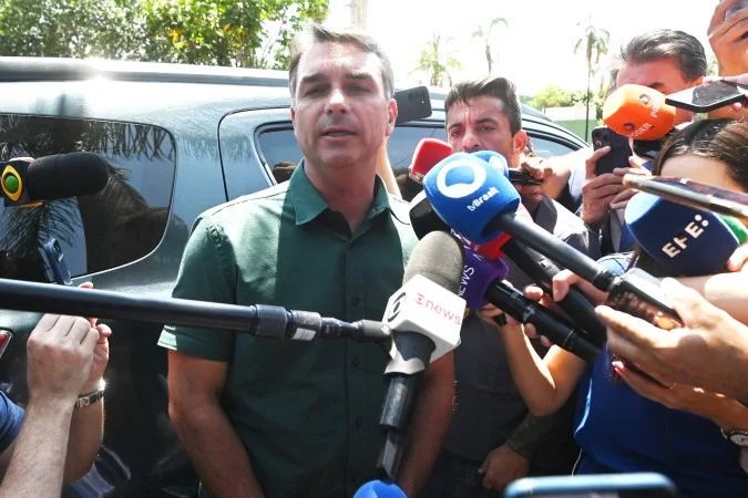 Flávio Bolsonaro grava vídeo anunciando ida ao debate da Band