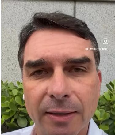 Deputado federal Flávio Bolsonaro durante discurso emocionado em que defende respeito às mulheres e reafirma compromisso com a missão familiar