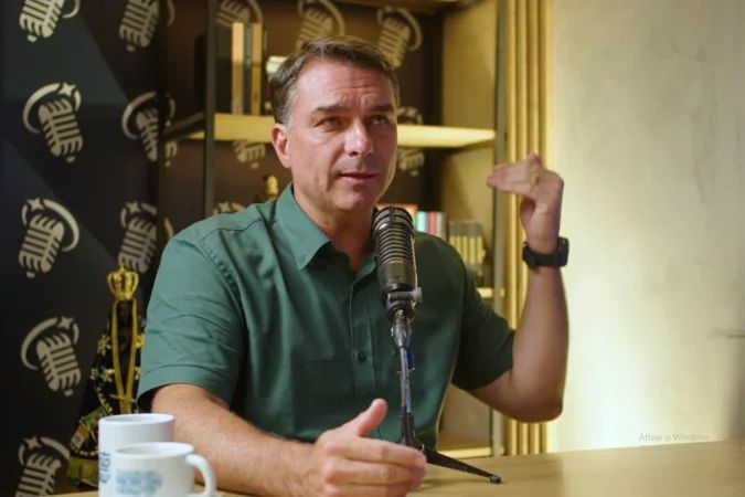 Flávio Bolsonaro durante entrevista em podcast