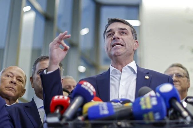 Flávio Bolsonaro durante agenda pública