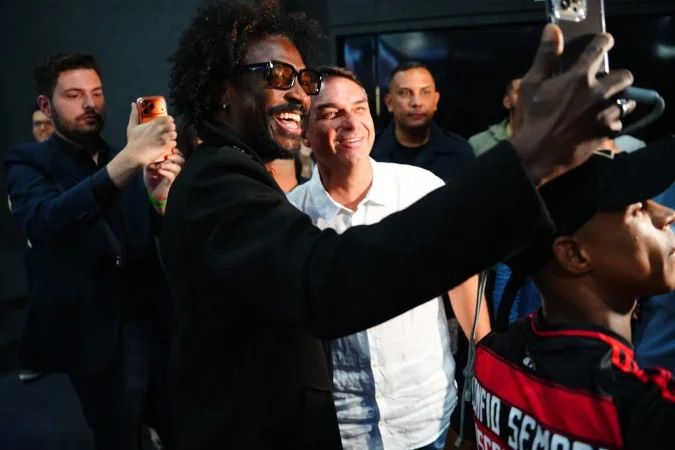 Flávio Bolsonaro em reunião com apoiadores em São Paulo
