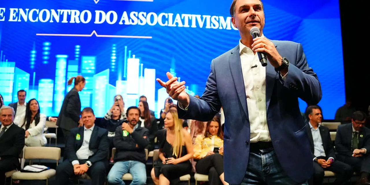 Flávio Bolsonaro deixando residência em Brasília