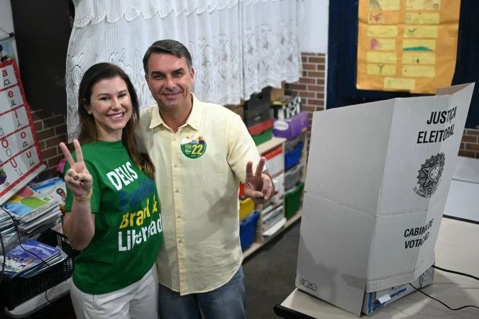Flávio Bolsonaro votando em escola no Rio de Janeiro