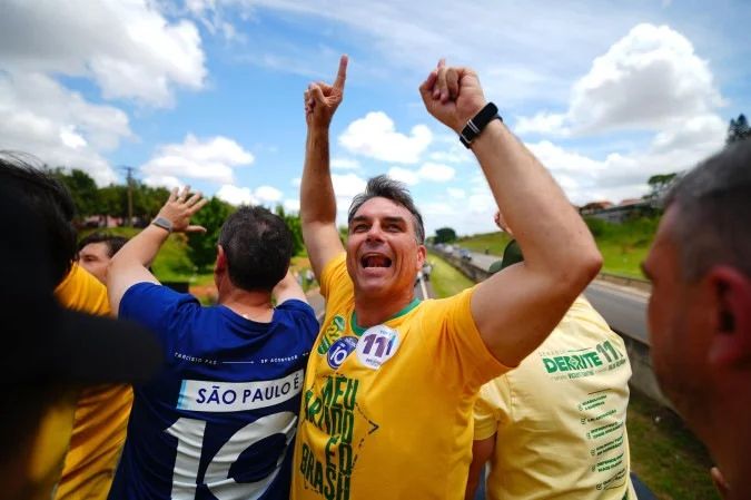 Flávio Bolsonaro em atividade de campanha