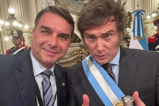 Flávio Bolsonaro discursa em evento em Buenos Aires