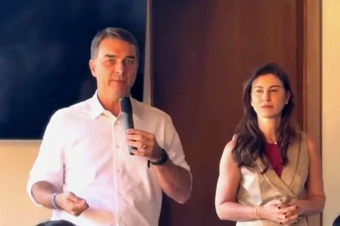 Flávio Bolsonaro em reunião com lideranças femininas